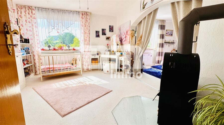 Teilsaniertes Einfamilienhaus mit Anbauten + Nebengebäude auf 1.600 m² Traumgartengrundstück - OG Ankleide offen